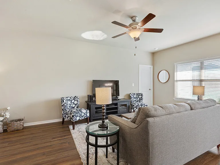 619 Parkfield Ln — Photo 9