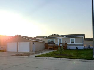 704 Foxtail Dr, Minot, ND 58701