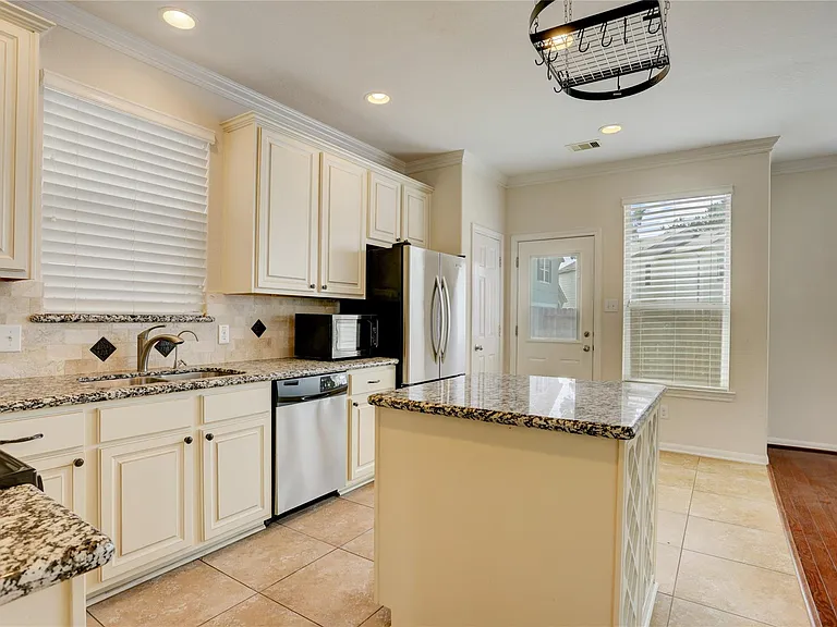 10046 Hillside Bayou Dr — Photo 9