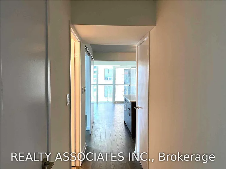 126 Simcoe St #504 — Photo 8