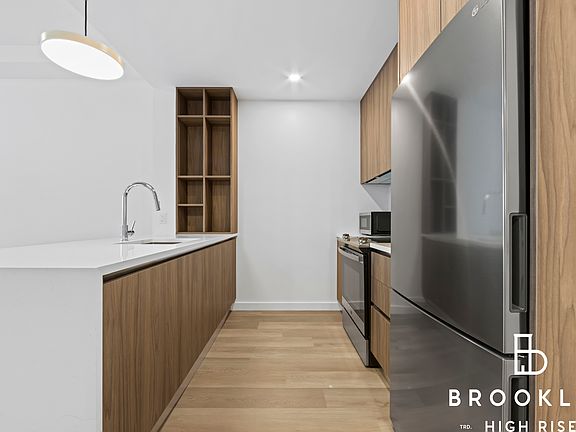 4th image of 50 E 10th St #103