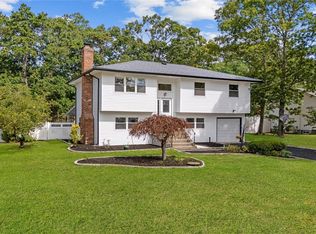 43 Chanel Dr E, Shirley, NY 11967