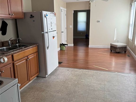 4th image of 105 Dillaye Ave