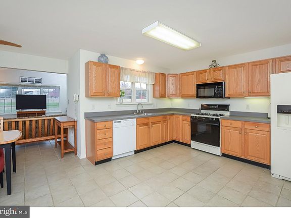 5th image of 214 W Thomas Ct