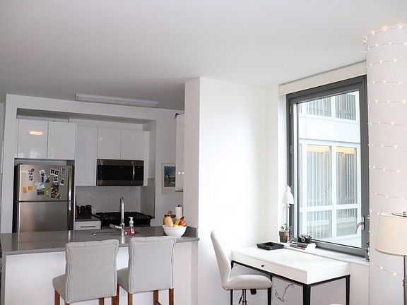 3rd image of 606 W 57th St APT 1102