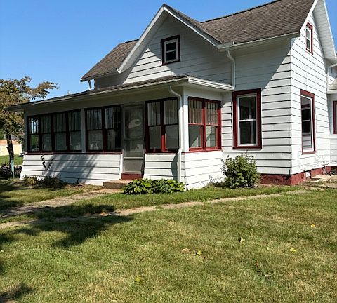 2nd image of 102 Wood St