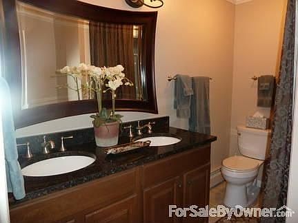 Hallway bathroom for 2nd & 3rd bedrooms