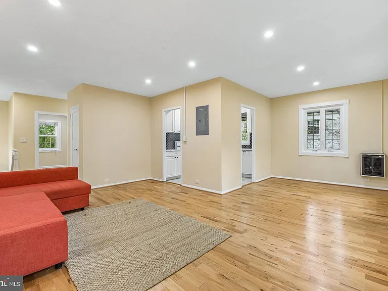 1024 Valley Dr — Photo 2