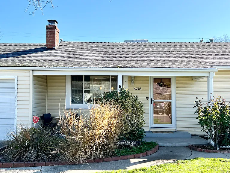 2436 Parkwood Dr — Photo 2