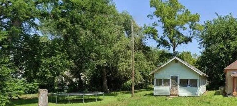 208 Osborne St — Photo 1