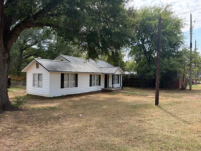 3 bed, 1428 sqft, $1,495 — Photo 1