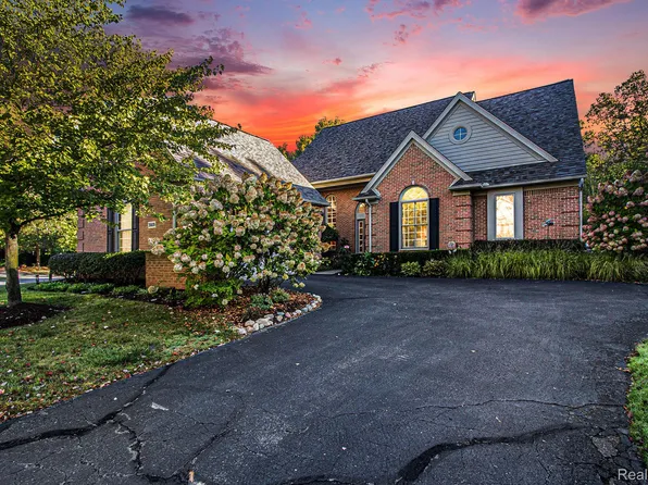 35609 Bradford Ct, Farmington, MI 48331