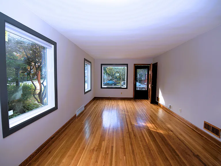508 W Lakeside St — Photo 4