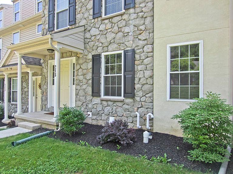 A second look at the entrance. Nice porch!