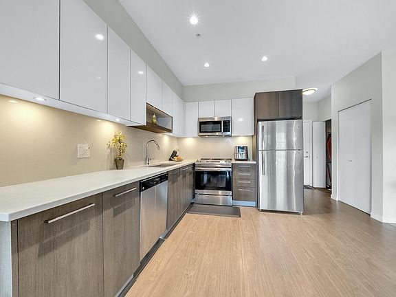 3rd image of 13768 108th Ave #307