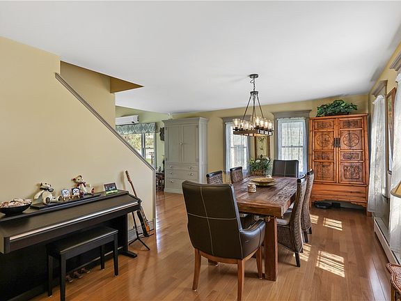 3rd image of 14 Pioneer St