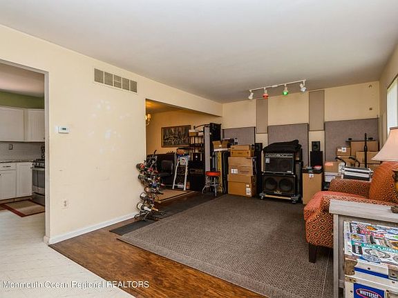 5th image of 450 Cedar Swamp Rd