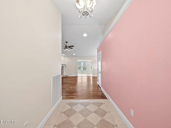 5th image of 135 Anglewood Dr