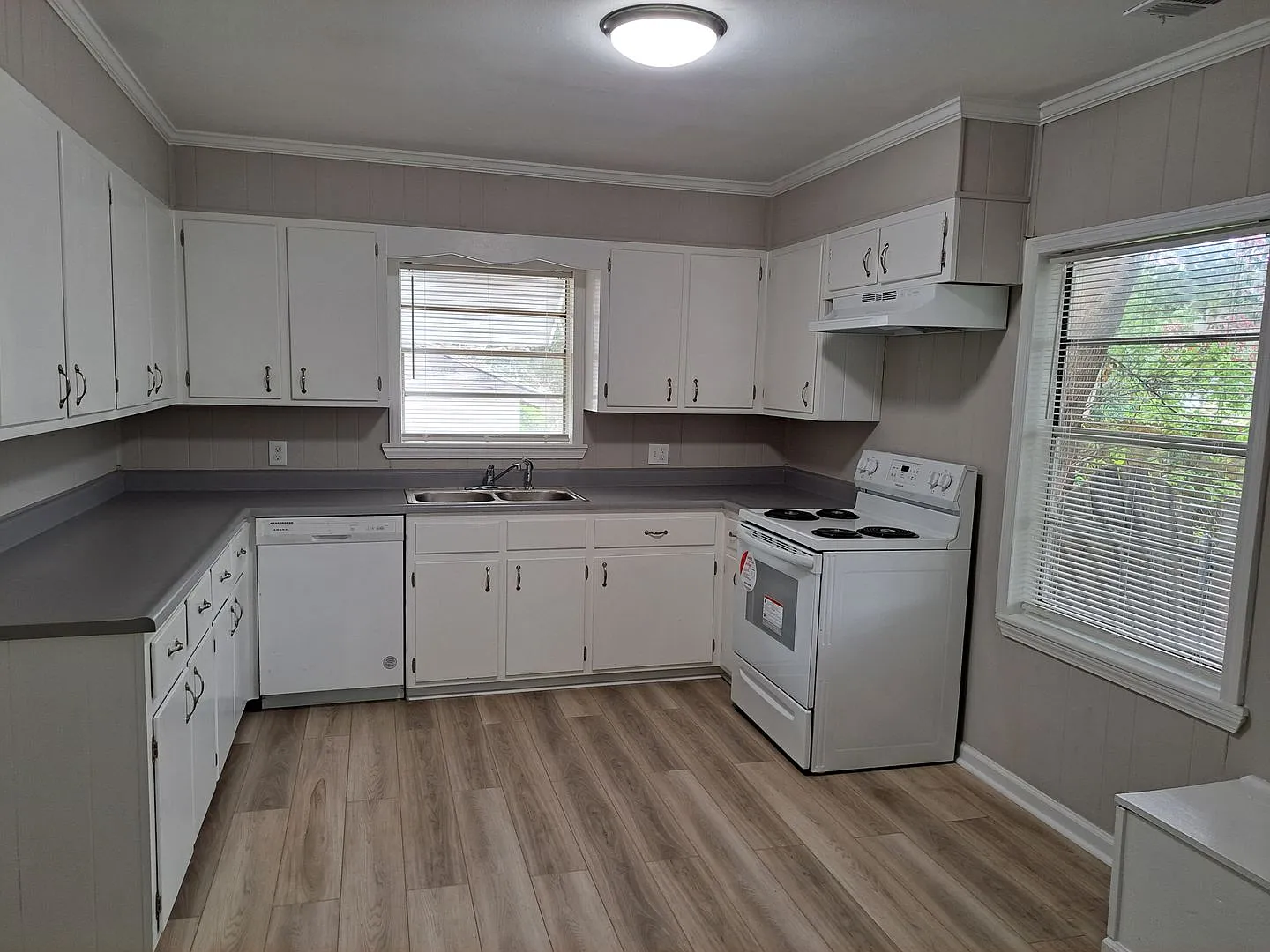 Updated Springfield Two Bedroom House with Porch and Back Yard! — Photo 4
