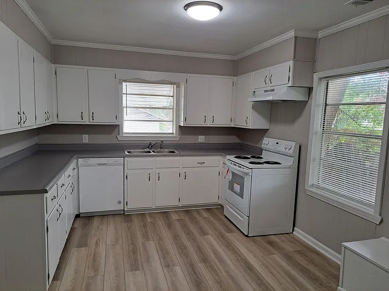205 E 2nd St — Photo 4