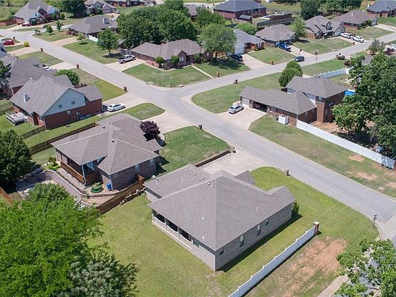 4th image of 2304 Lexington Dr
