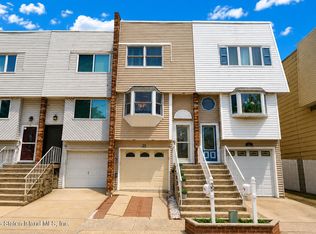 35 Mimosa Ln, Staten Island, NY 10312