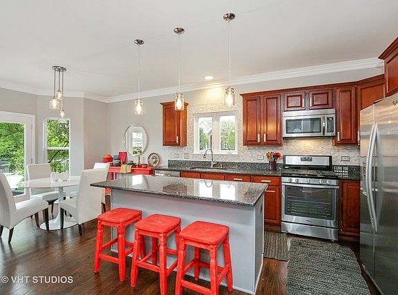 4th image of 821 W Thornwood Dr
