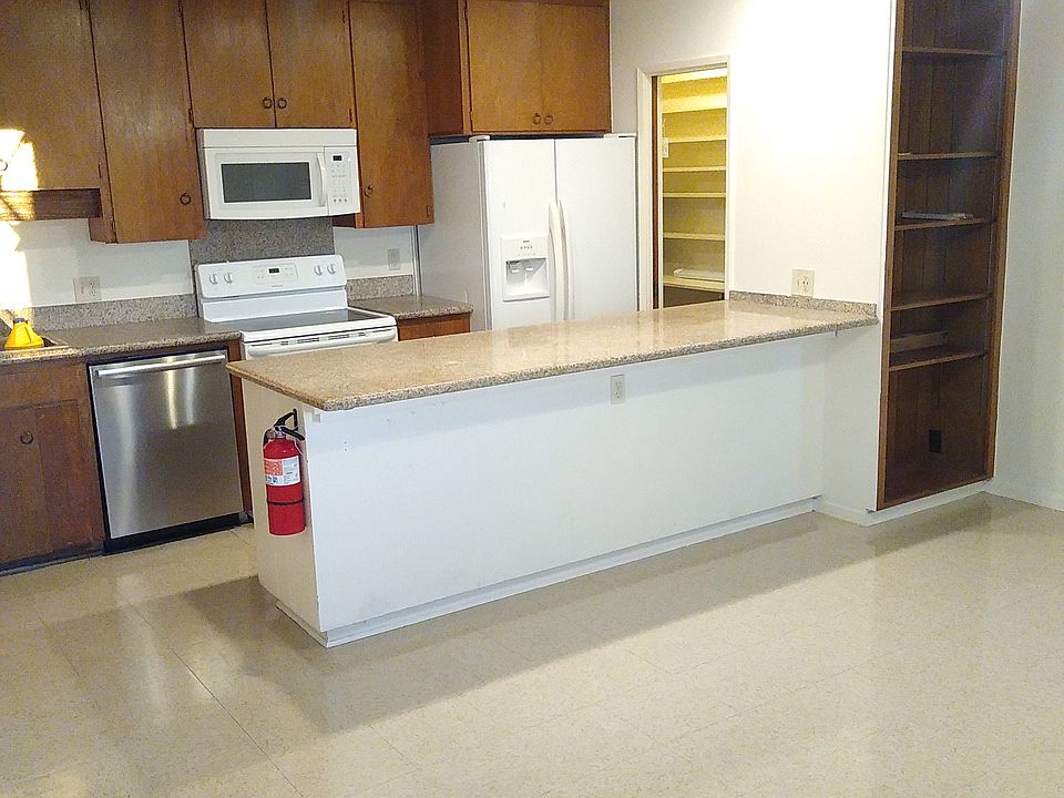 Full-sized kitchen w/fridge, stove, microwave, dishwasher and garbage disposal.