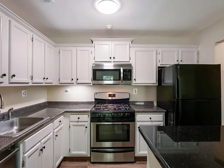 907 Diamond Dr — Photo 9