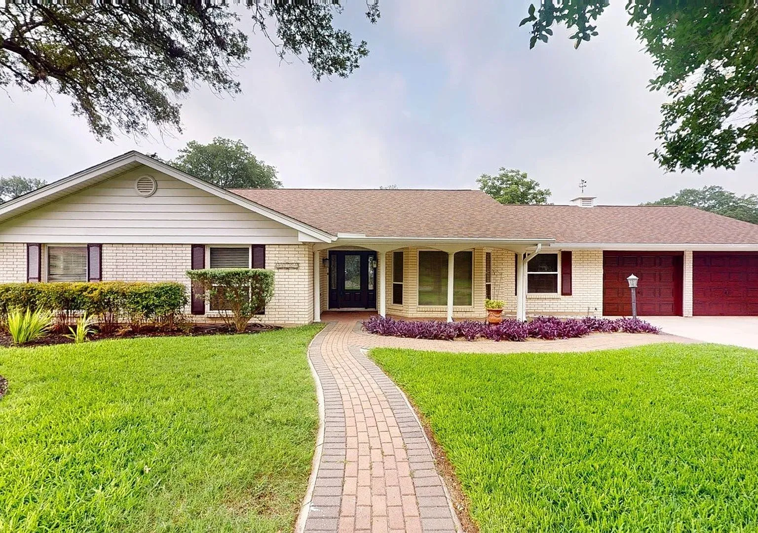 Charming 4-Bedroom 2.5-Bathroom in Windcrest, TX — Photo 1