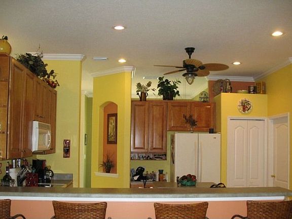 Lovely kitchen with eat in area