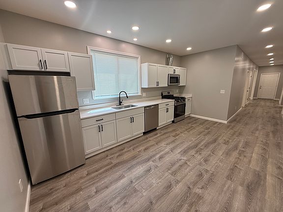 2nd image of 413 Avon St