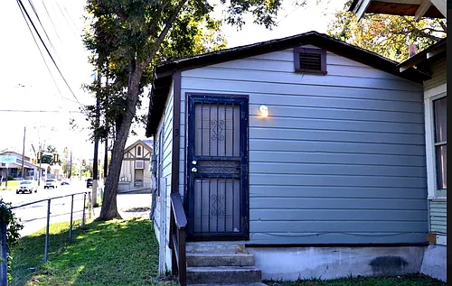 906 W Kings Hwy #3 Photo 1