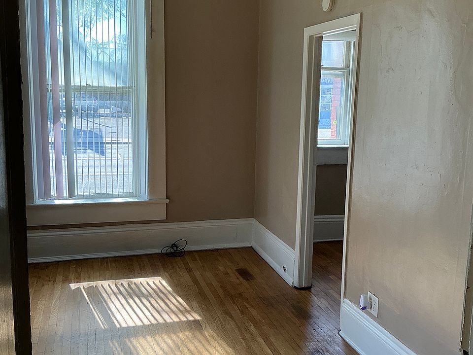 2nd image of 502 E Adams St APT 1
