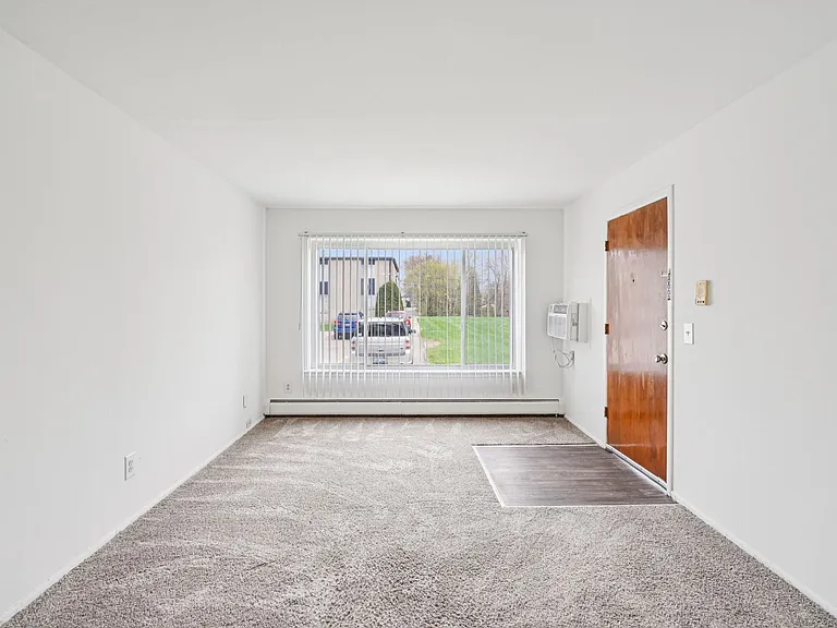 Outer Drive Manor Apartments — Photo 41