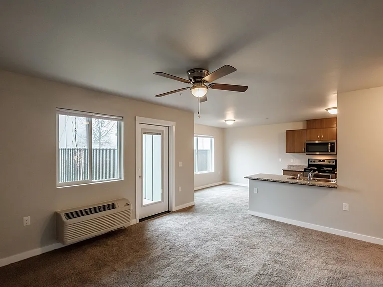 Evergreen Valley Apartments — Photo 38
