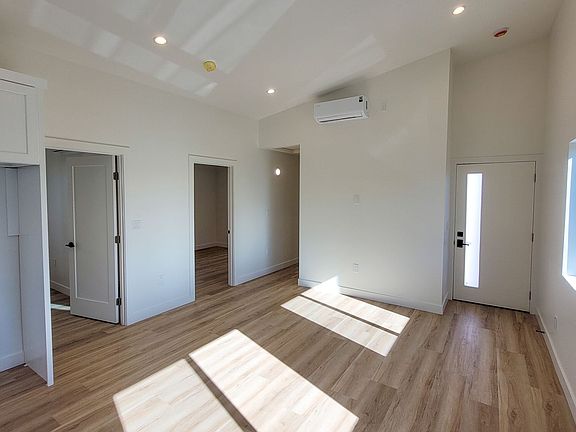4th image of 5822 Gage Ave #B