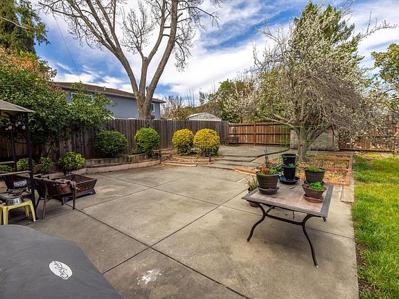 3rd image of 1008 Suffolk Way