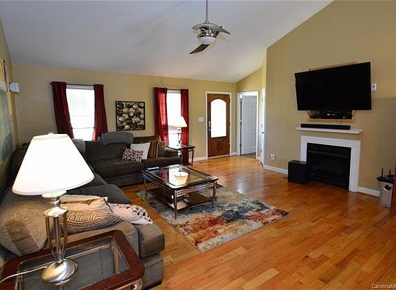 4th image of 1319 Broomsage Ln