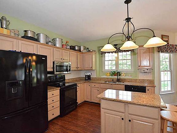 3rd image of 705 Lincolnshire Ct
