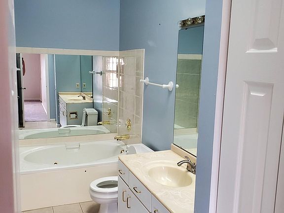 2nd image of 4052 Saint Andrews Ct APT 5