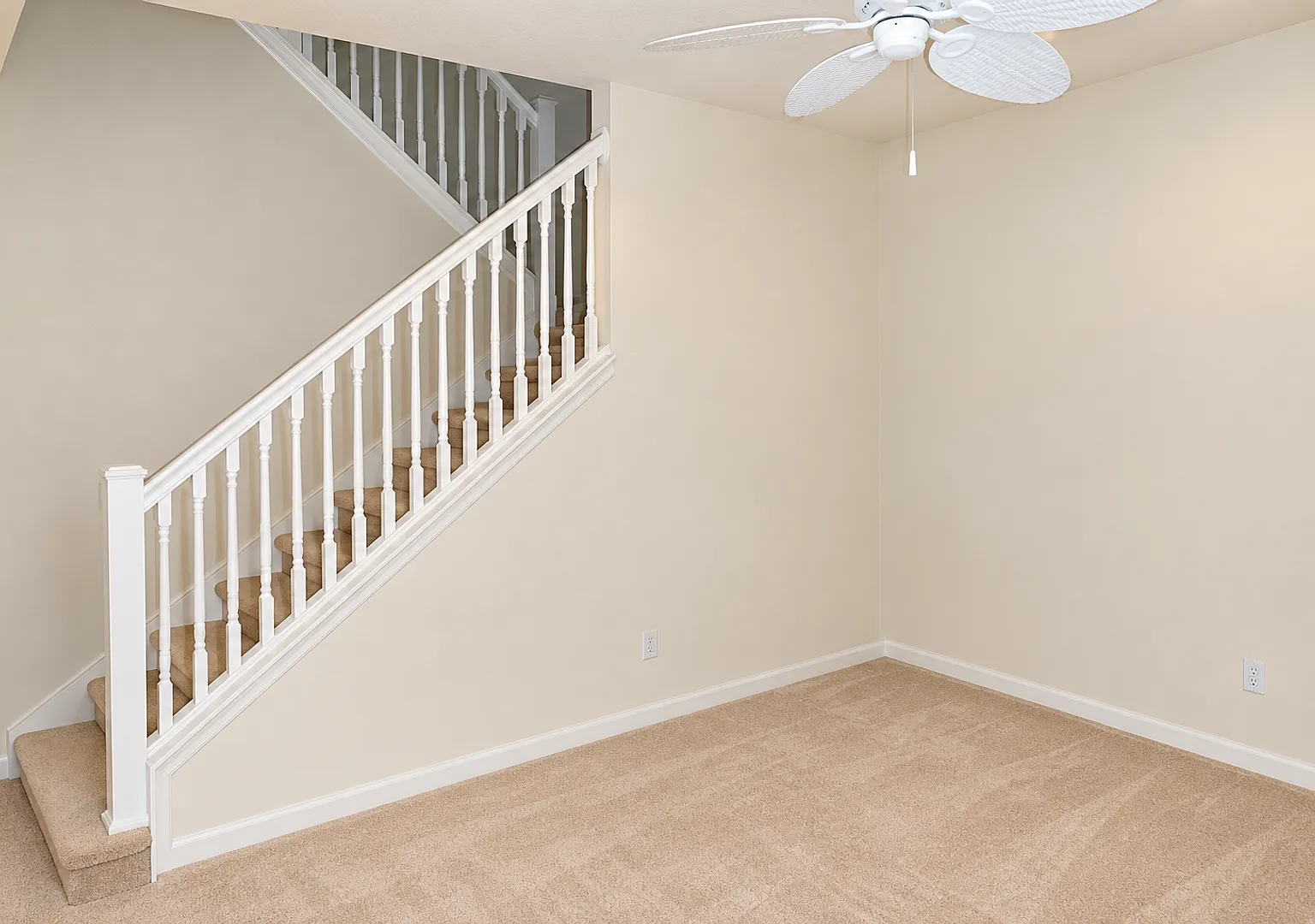 Maintenance-Free Townhome Living In Heritage Harbour Water Included — Photo 3