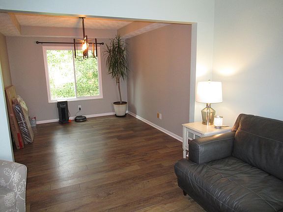5th image of 110 Hunters Hill Dr