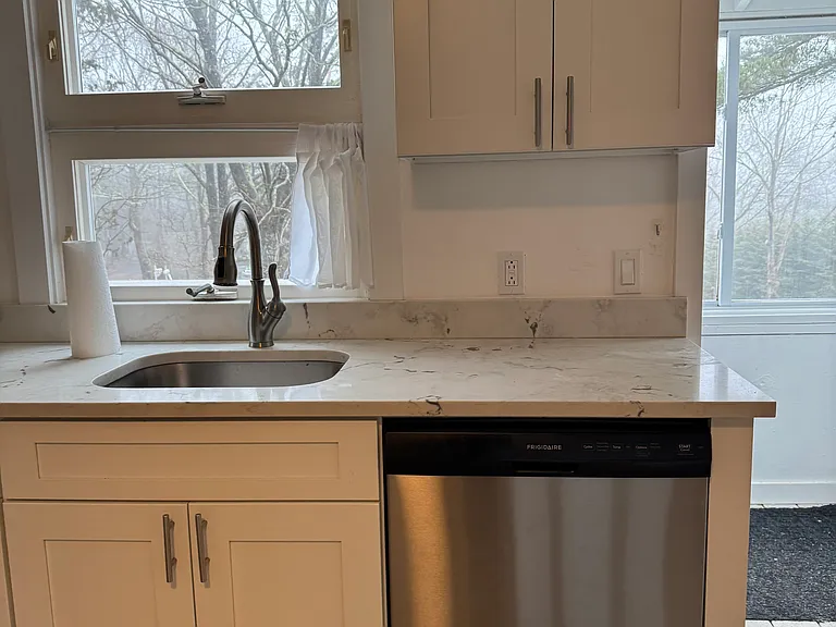 Hillover Rd E — Photo 17