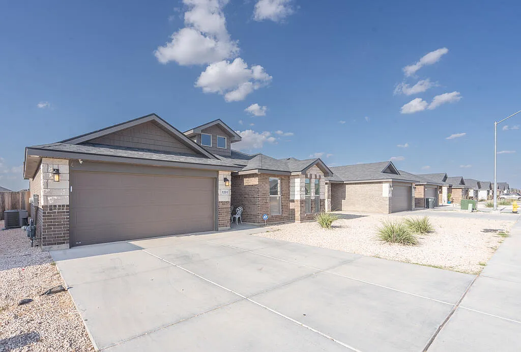 4 bed, 2.0 bath, 2051 sqft, $2,900 — Photo 3