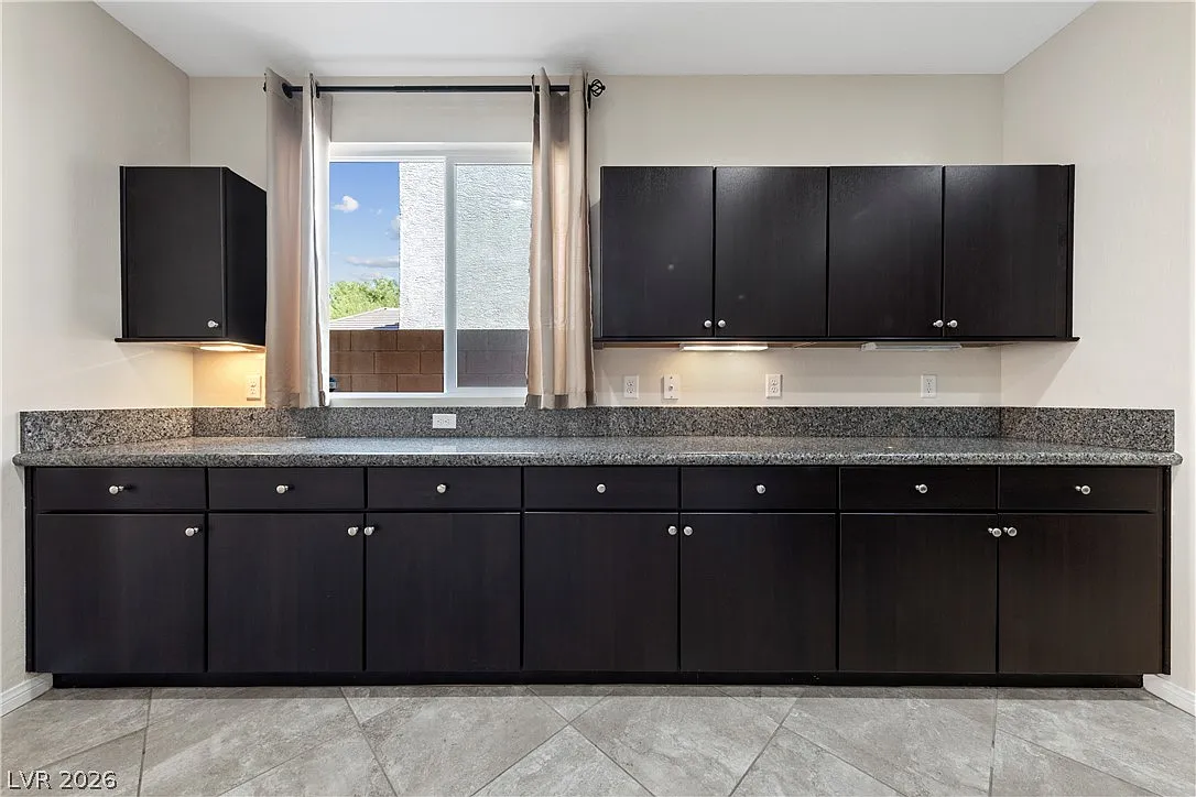 4 bed, 3.5 bath, 2471 sqft, $2,850 — Photo 3