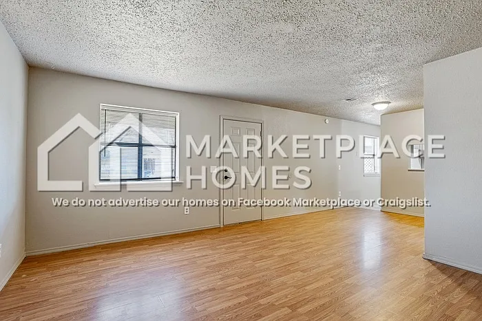 404 E Texas Dr — Photo 4