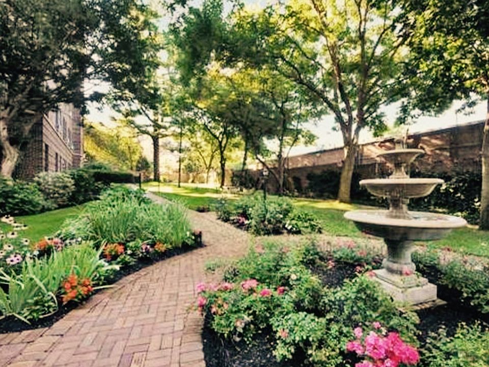 Private garden w/ BBQ area