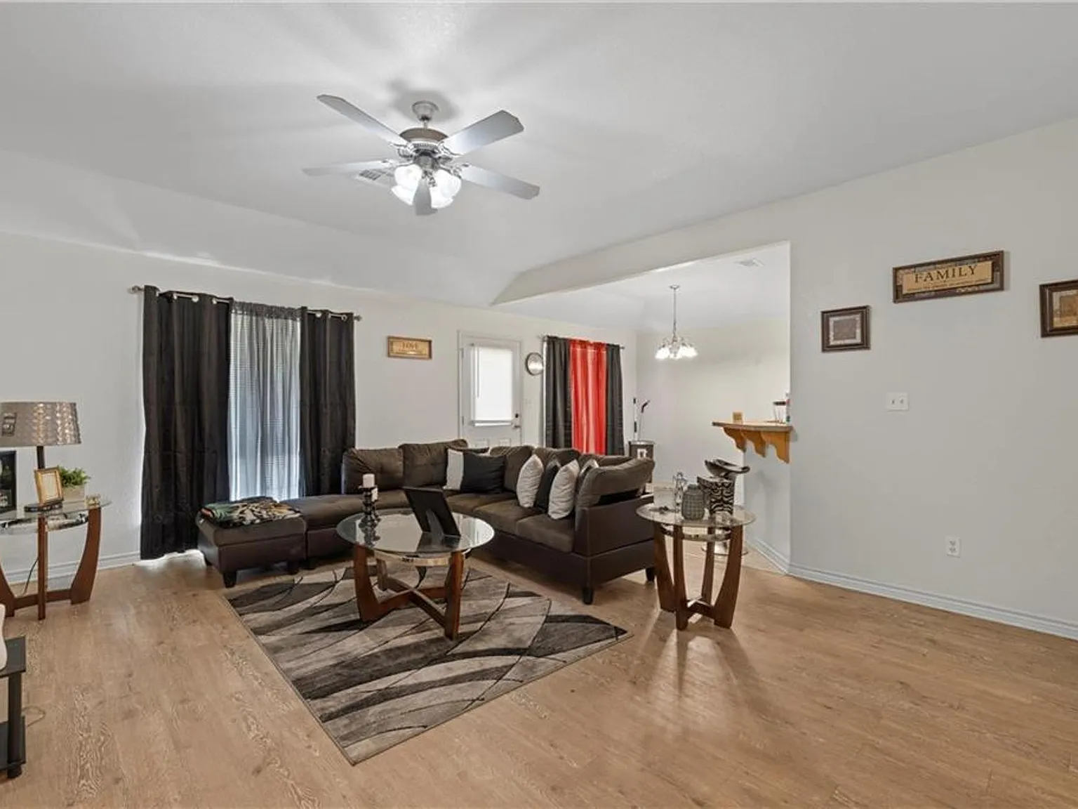 860 N Lacy Dr — Photo 2