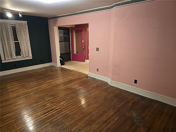 4th image of 4114 Charlotte St